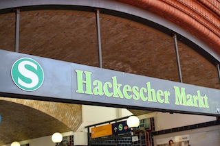 Das Foto zeigt den Eingang zur S-Bahn-Station Hackescher Markt.