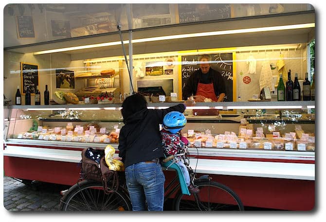 Käse auf Wochenmärkten in Berlin beim Käsehandel kaufen