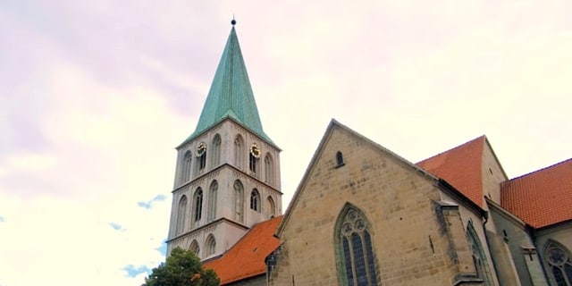 Das Bild zeigt eine Kirche und dient als Beitragsbild für das Thema „Wochenmarkt Hamm“.