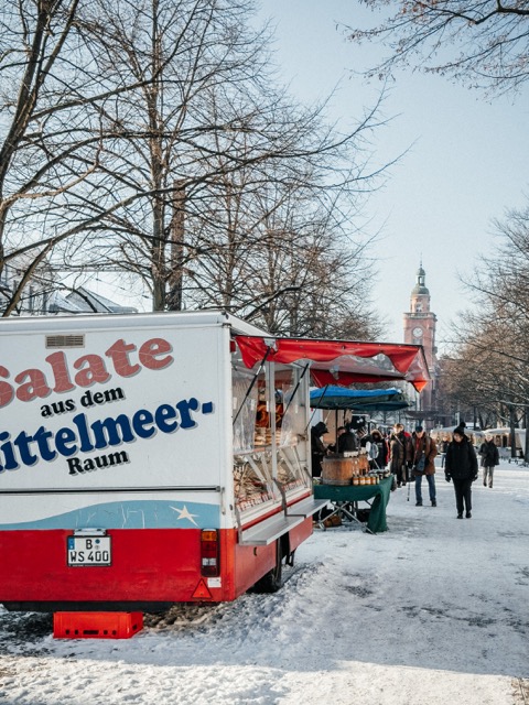 Das Bild zeigt den Wochenmarkt Pankow – Breite Straße im Winter.