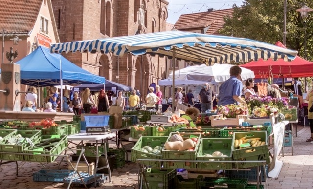 Der Bildausschnitt zeigt einen Marktstand und spiegelt das Thema »Märkte in Deutschland« wider.