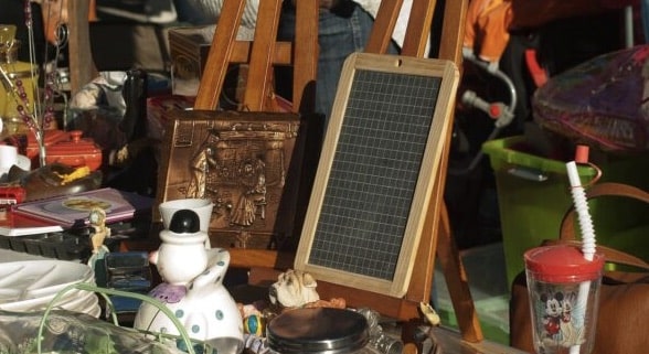 Das Bild zeigt Trödel und dient als Titelbild für das Thema "Flohmarkt in Karlsruhe".