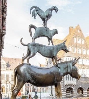 Das Foto zeigt die Stadtmusikanten und dient als Beitragsbild zum Thema »Wochenmarkt Bremen«.