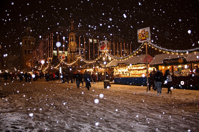 Das Bild zeigt Stände auf einem Weihnachtsmarkt in Frankfurt bei Schneefall.