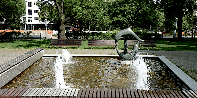 Das Bild zeigt das Wasserbecken am Hohenzollernplatz und dient der Informationsseite zum dortigen Wochenmarkt.