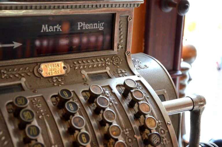 Das Bild zeigt eine alte Kasse mit Mark und Pfennig und dient als Titelbild für das Thema "Flohmärkte in NRW".