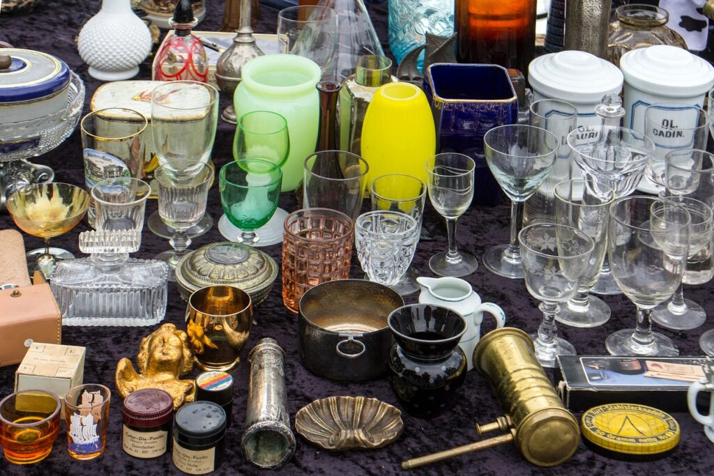 Das Bild zeigt Trödel, wie er auf einem Flohmarkt in Stuttgart angeboten wird und dient als Titelbild für das Thema "Die besten Floh- und Trödelmärkte der Stadt".