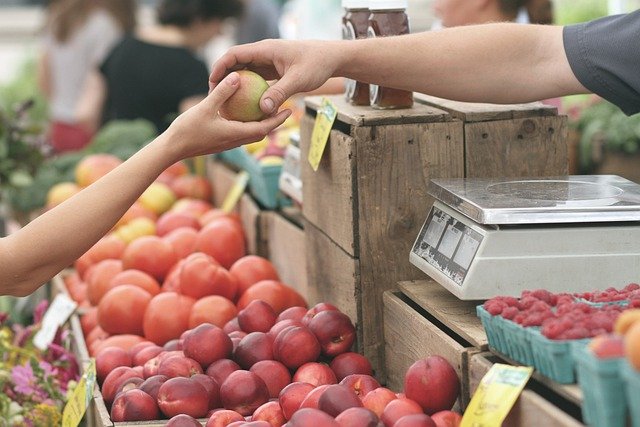 Das Bild zeigt Obst, dass Sie auf einem Bauernmarkt kaufen können.