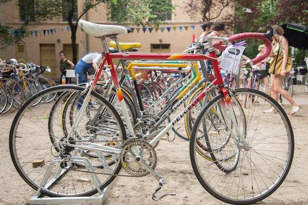 Das Foto zeigt gebrauchte Fahrräder auf dem Fahrradmarkt Berlin, einem Fahrrad-Flohmarkt.