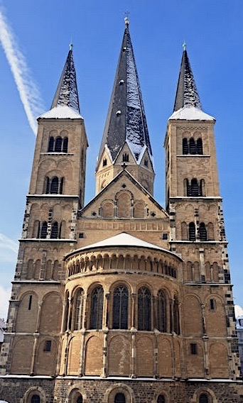 Das Bild zeigt ein schneebedecktes Kirchendach unweit des Bonner Weihnachtsmarkts.