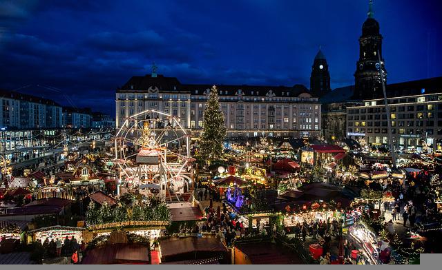 Das Bild zeigt Buden und ein Riesenrad auf einem Weihnachtsmarkt in Dresden.