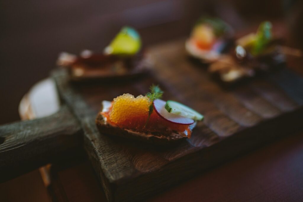Das Bild zeigt Fisch-Häppchen vom Catering-Buffet.
