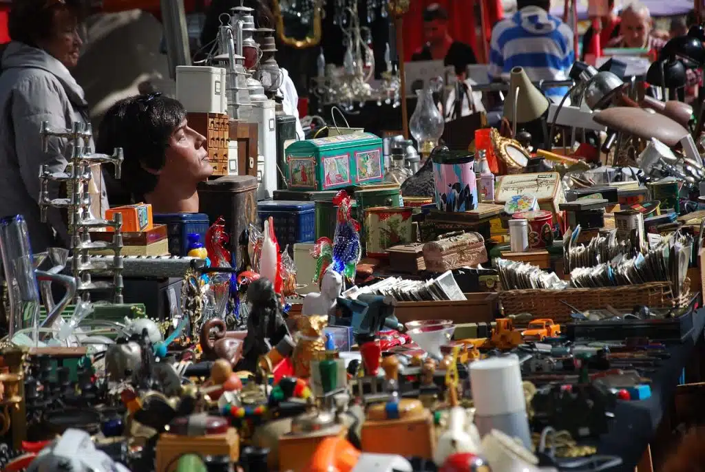 Das Bild zeigt den Stand von einem Händler auf einem Flohmarkt in Nürnberg und dient als Titelbild für das Thema "Die besten Flohmärkte und Trödelmärkte in Nürnberg".