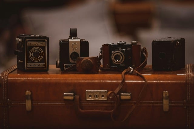 Das Bild zeigt alte Fotokameras auf einem Antikmarkt in Deutschland.