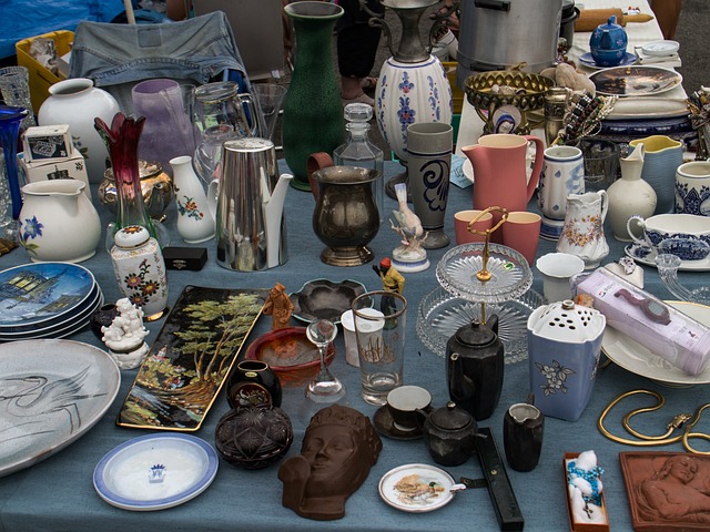 Das Bild zeigt verschiedene gebrauchte Waren aus Porzellan und veranschaulicht das Thema "Flohmärkte in München".
