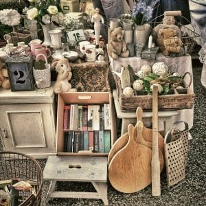 Das Bild zeigt Trödel der auf einem Flohmarkt in Dortmund angeboten wird.