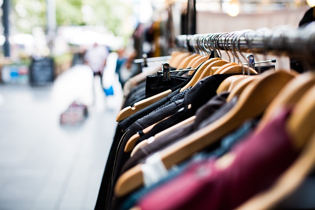 Das Bild zeigt gebrauchte Kleidung, die auf einem Flohmarkt in Essen gekauft werden kann.