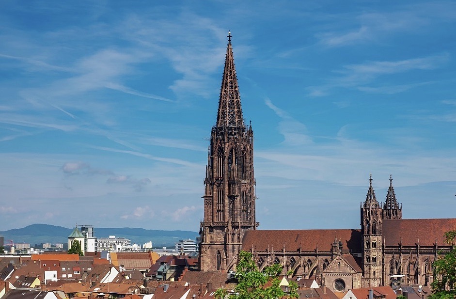 Das Bild zeigt den Freiburger Münster und dient als Titelbild für die Informationsseite zum Thema „Flohmärkte Freiburg im Breisgau“.