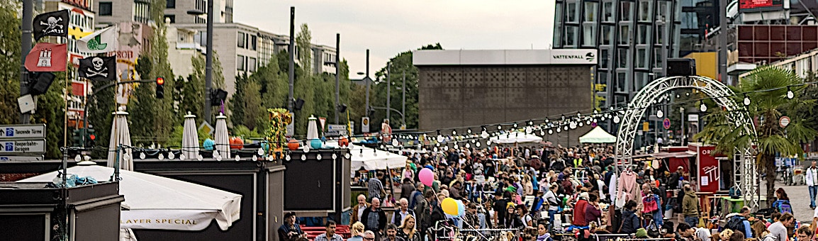 Das Bild zeigt einen Flohmarkt in Hamburg.
