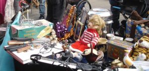 Das Bild zeigt Trödel, der auf einem Flohmarkt in Osnabrück angeboten wird.