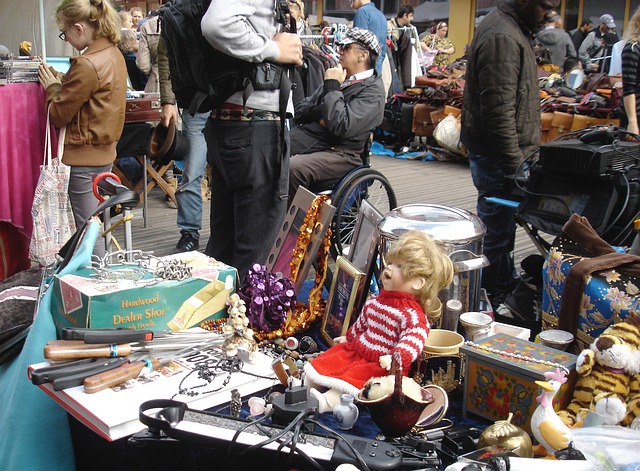 Das Bild zeigt Trödel, der auf einem Flohmarkt in Osnabrück angeboten wird.