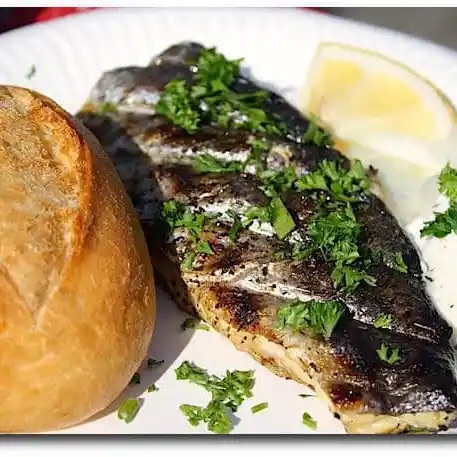 Das Foto zeigt gegrillten Fisch vom Grillcatering in Hamburg.