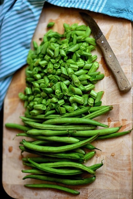 Das Bild zeigt grüne Bohnen und dient als Titelbild für das Thema "Frische grüne Bohnen vom Wochenmarkt".
