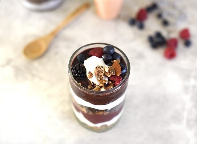 Nachtisch mit Heidelbeeren und Wallnüssen