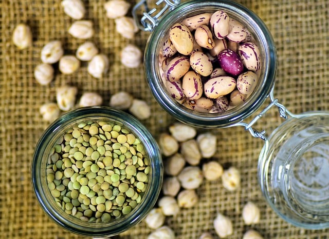 Das Bild zeigt grüne Linsen und dient als Titelbild für den Beitrag zum Thema "Linsen: Vitamine und Rezepte".