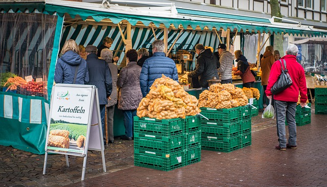 Das Bild zeigt einen Marktstand auf einem Markt in NRW, bei dem es Kartoffeln zu kaufen gibt.