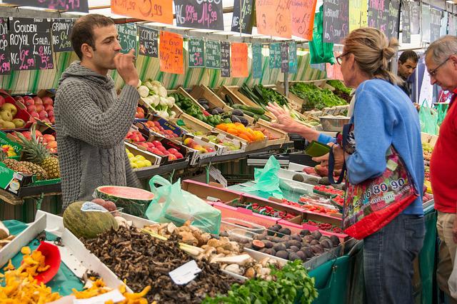 Das Bild zeigt einen typischen Marktstand von einem Gemüseverkäufer