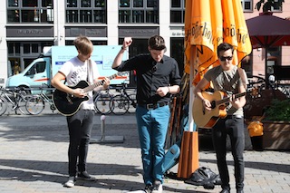 Das Foto zeigt Straßenmusiker auf dem Hackeschen Markt.