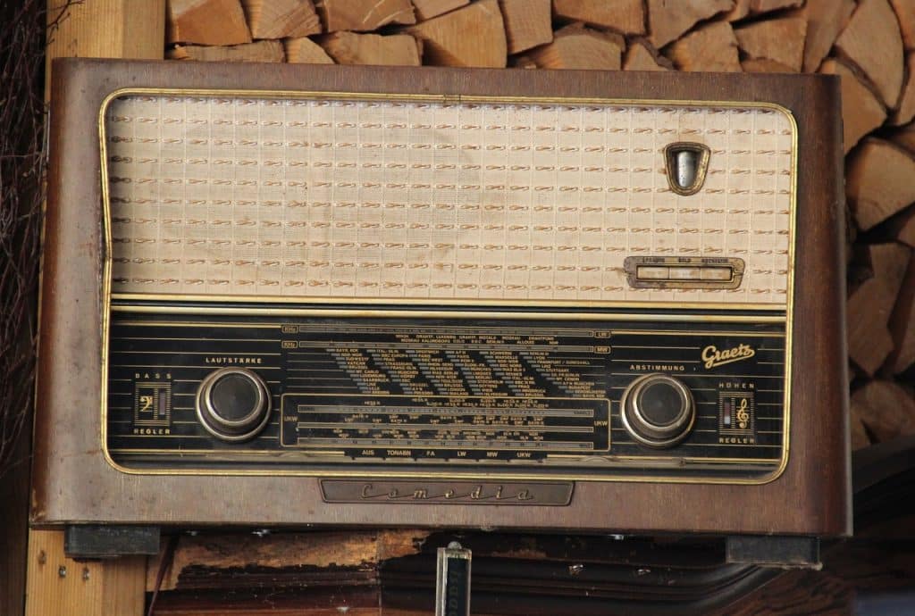 Das Bild zeigt ein antikes Radio und dient als Beitragsbild für das Thema "Flohmärkte in Mannheim".