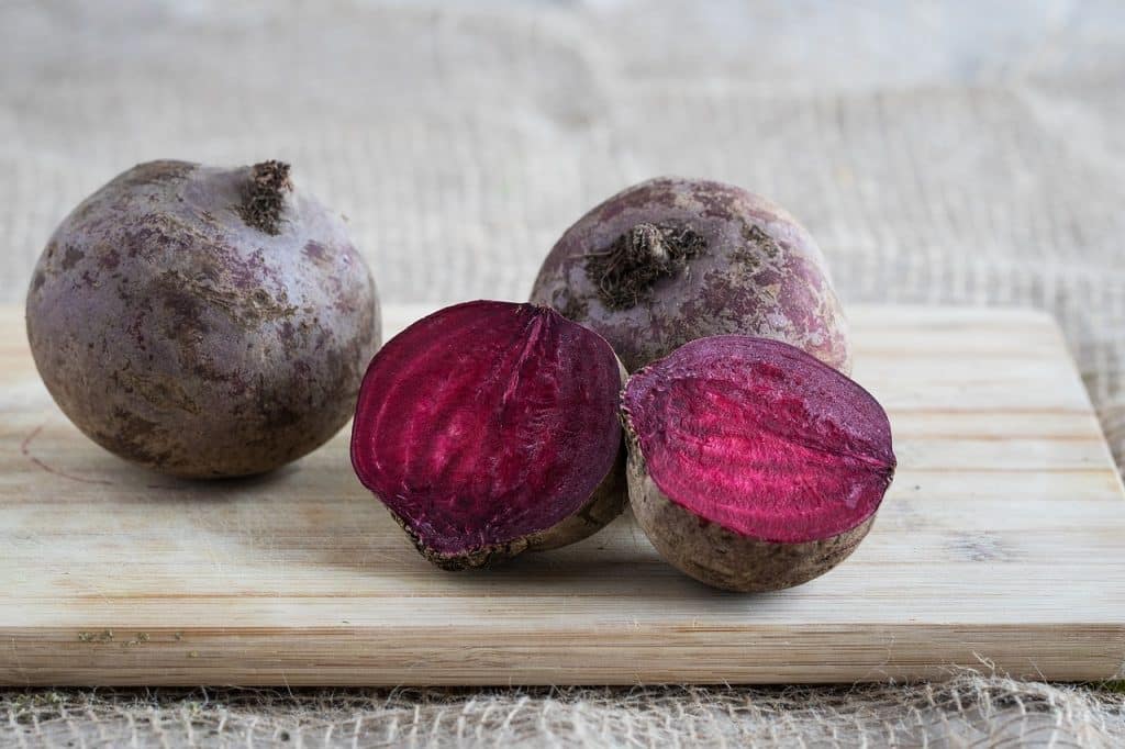 Das Bild zeigt rote Beete und dient als Titelbild für "rote Beete frisch vom Markt".