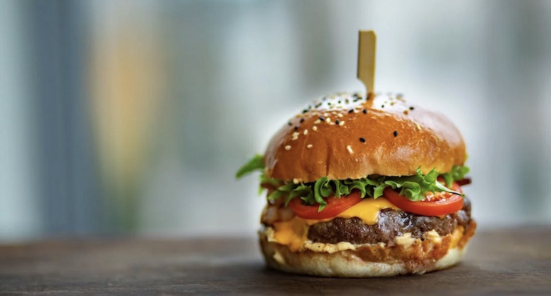 Das Bild zeigt einen Cheeseburger und symbolisiert ein typisches Gericht auf den Street Food Märkten in Deutschland.