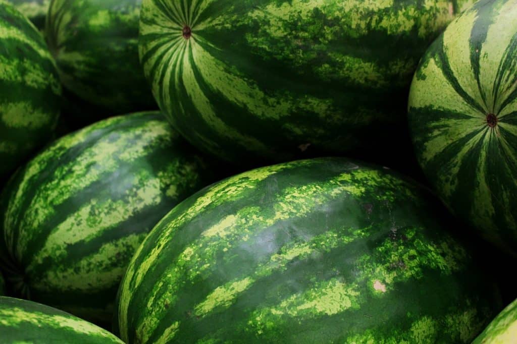 Das Bild zeigt frische Wassermelonen, die Sie auf einem Wochenmarkt kaufen können.