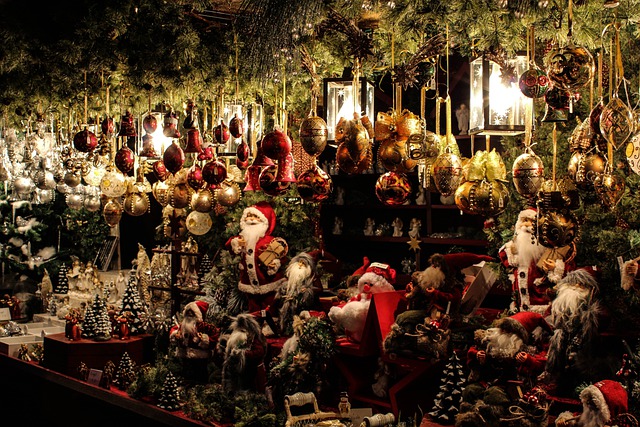 Das Bild zeigt Dekogegenstände, die Sie auf dem Weihnachtsmarkt in Braunschweig kaufen können.