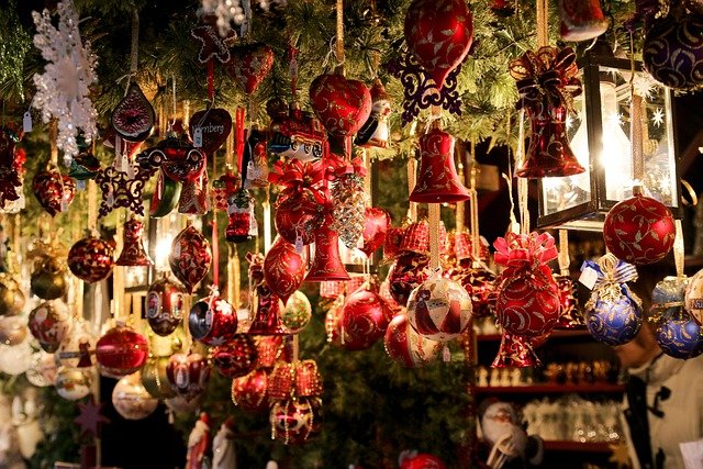 Das Bild zeigt weihnachtliche Dekorationen, die es auf einem Weihnachtsmarkt in Dortmund an einem Stand zu kaufen gibt.