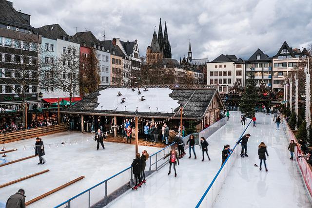 Das Bild zeigt einen Weihnachtsmarkt in Köln mit Eisbahn.