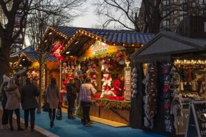 Das Bild zeigt einen schön beleuchteten Stand auf einem Weihnachtsmarkt in München