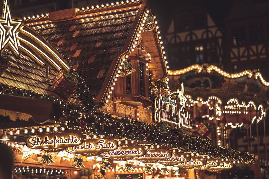 Das Bild zeigt einen Marktstand auf dem Weihnachtsmarkt St. Petri in Hamburg