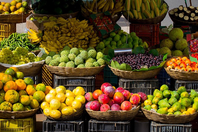 Auf dem Bild sieht man Obst und Gemüse, dass es auf den Wochenmärkten in Frankfurt am Main zu kaufen gibt.