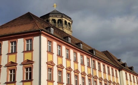 Das Bild zeigt die Innenstadt von Bayreuth, wo der Wochenmarkt stattfindet.