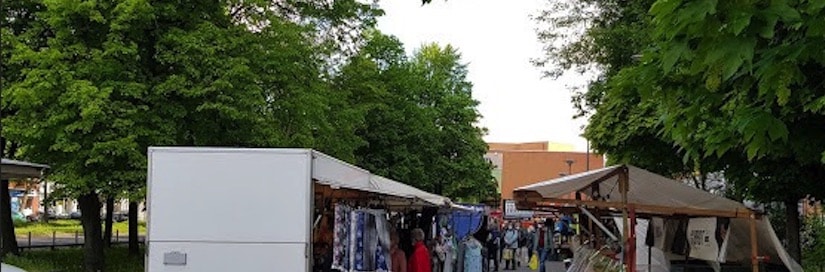 Das Foto zeigt den Wochenmarkt Greifswalder Straße in Berlin Pankow (Prenzlauer Berg).