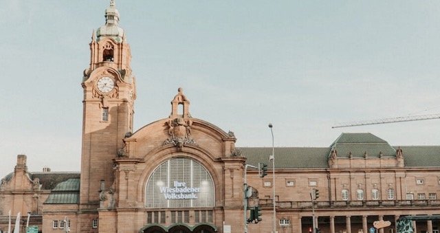 Das Bild zeigt die Innenstadt mit Bahnhof und dient dem Thema „Wochenmarkt Wiesbaden“.